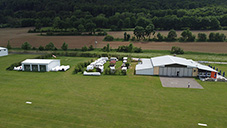 Die Hallen und der Campingplatz